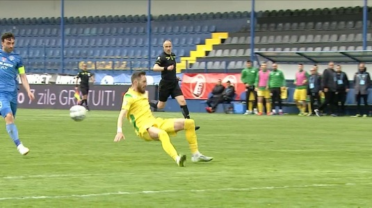 VIDEO | Fază ilară în meciul Clinceni - Mioveni! Rusu a scăpat singur spre poartă, dar a călcat pe minge şi a căzut. Explicaţia sa