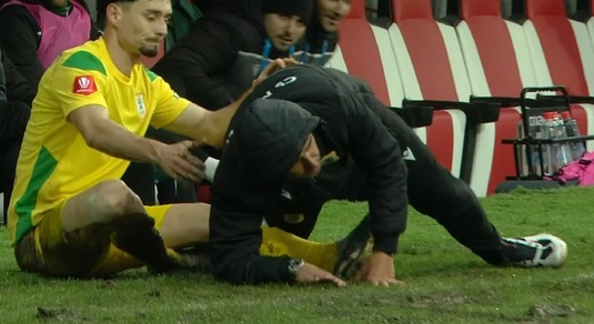VIDEO | Nicolae Dică, pus la pământ de un jucător de la Mioveni. :) Cum a reacţionat după ce s-a ridicat