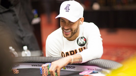 Abia a promis că se va antrena intens pentru a prinde Mondialul, însă acum Neymar a comis-o din nou. Starul brazilian a jucat poker aproape 24 de ore fără oprire