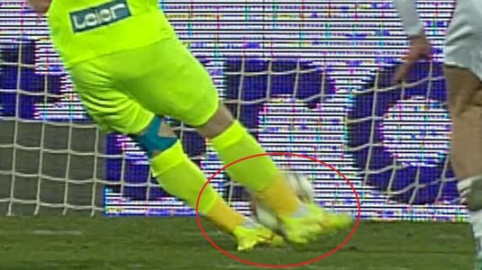 VIDEO | Faza controversată, omisă de VAR! Dublă atingere la penalty-ul din care Iaşi a marcat cu Oţelul?