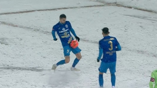 VIDEO | Autogol incredibil în Buzău - FCSB, cum rar se vede în fotbal! Fundaşul a preluat-o în poartă, iar campionii au început să se bulgărească