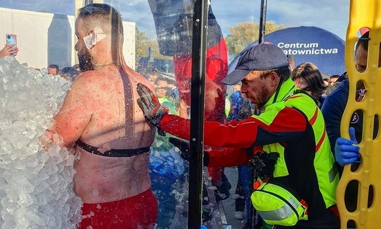 Un polonez a stat scufundat în gheaţă timp de patru ore şi a intrat în cartea recordurilor 