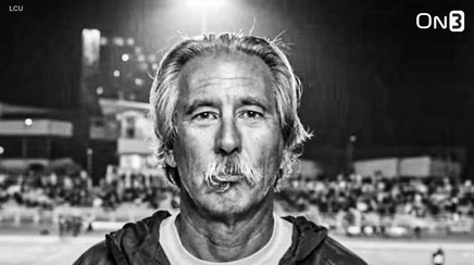 Dramă în California: Un antrenor de fotbal universitar devenit eroul unui documentar Netflix a fost împuşcat mortal