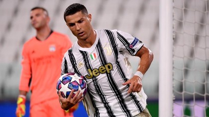 Cristiano Ronaldo îşi ia mingea şi pleacă, după încă un sezon ratat de Champions League. Impresarul portughezului începe discuţiile pentru transferul anului