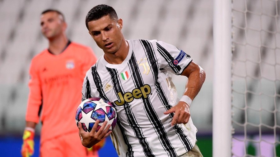Cristiano Ronaldo îşi ia mingea şi pleacă, după încă un sezon ratat de Champions League. Impresarul portughezului începe discuţiile pentru transferul anului