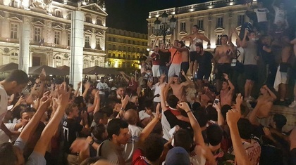 Sărbătoare la Lyon! Fanii au sărbătorit în stradă marea victorie cu City. VIDEO