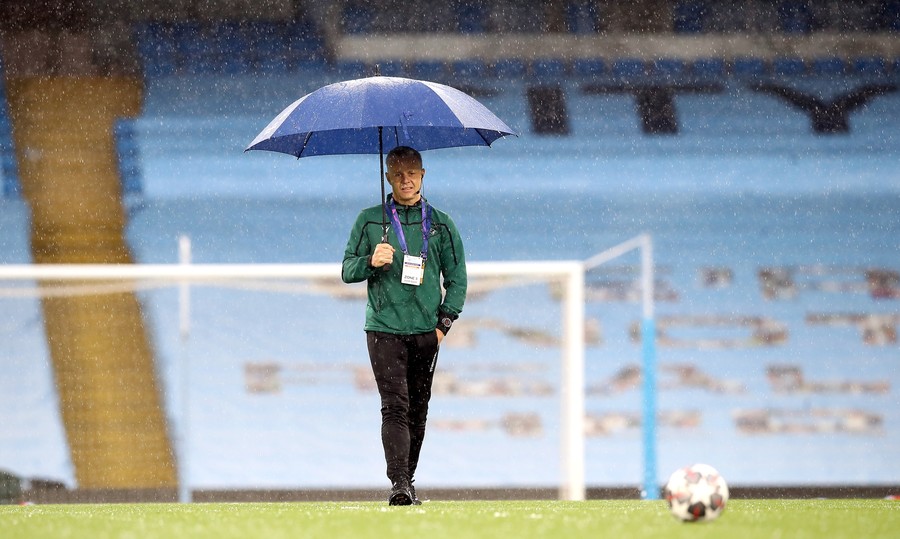 FOTO & VIDEO | Condiţii de iarnă la Manchester, înaintea meciului City - PSG! Arbitrul a inspectat terenul acoperit cu gheaţă