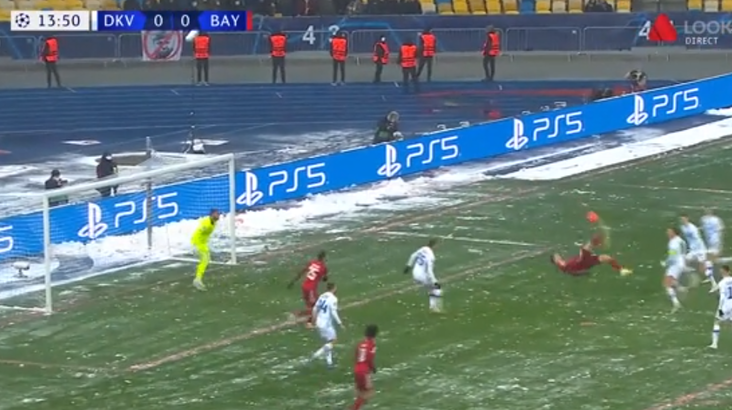 VIDEO | Lewandowski, gol spectaculos în poarta lui Dinamo Kiev, pe un teren acoperit de zăpadă