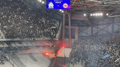 Un suporter german a fost rănit de o fumigenă în partida Marseille – Frankfurt. 17 persoane au fost reţinute după incidente