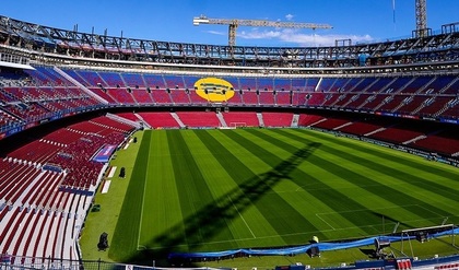 Momente de reculegere pe Camp Nou şi Parc des Princes în memoria lui Mircea Lucescu

