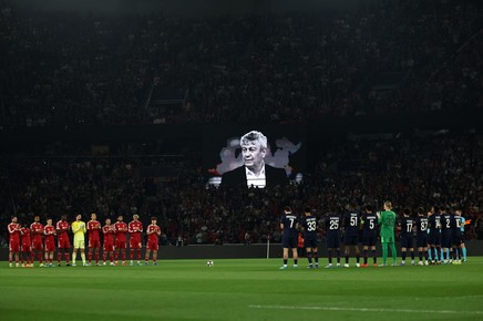 VIDEO | CÂT DE MARE a fost Mircea Lucescu! Momente de reculegere pline de emoţie pe Parc des Princes şi Camp Nou, în sferturile Champions League
