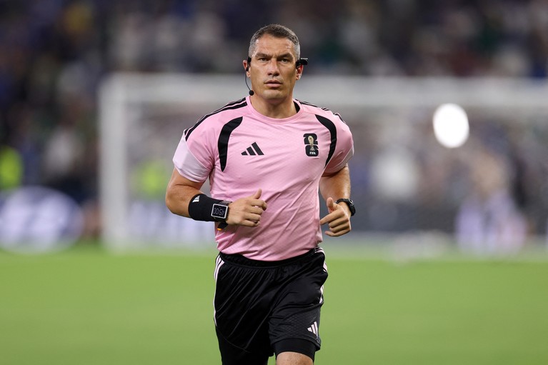 Istvan Kovacs, meci cu scandal în Europa! Imagini uluitoare: patronul echipei lui Darius Olaru a părut că l-a lovit pe arbitru

