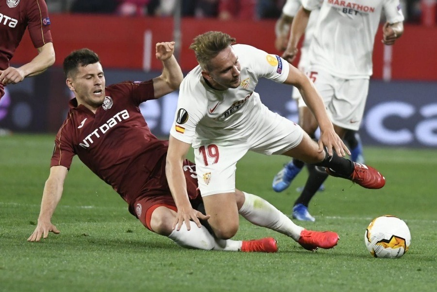 FC Sevilla anunţă un caz de COVID-19 în echipă, cu doar o săptămână înaintea meciului cu AS Roma, din Europa League. În ce stare se află jucătorul