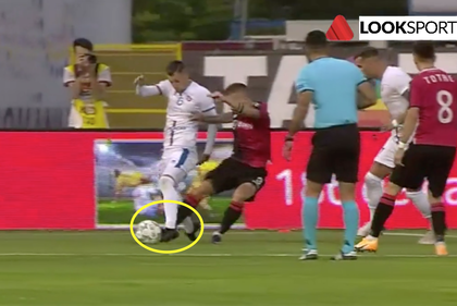 VIDEO | Faza halucinantă, întâmplată chiar sub privirile arbitrului, la care jocul a fost lăsat să continue