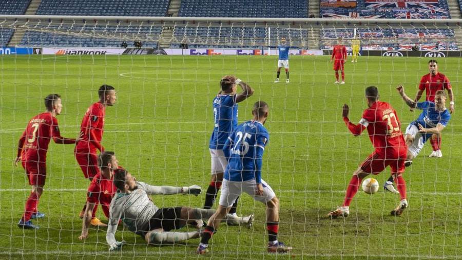 Ianis Hagi, din nou rezervă în Europa League. Rangers a condus Benfica cu 2-0, dar a fost egalată pe final