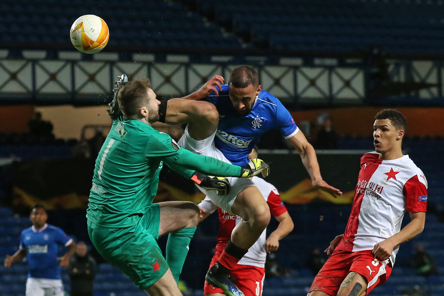 VIDEO | Accidentare horror în Rangers - Slavia Praga! Roofe a fost eliminat după o intrare de K1 asupra portarului Kolar. Jucătorii s-au încăierat pe final de meci 