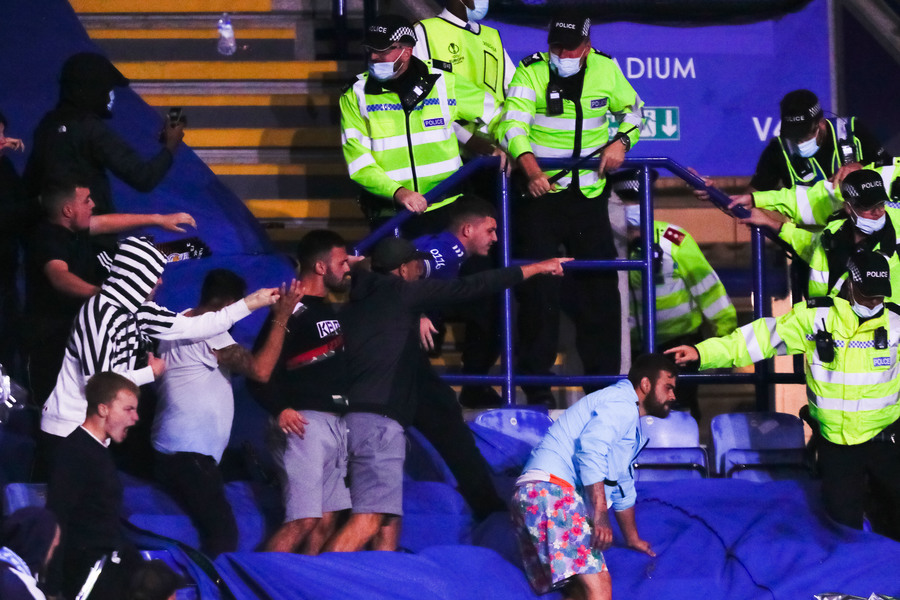 VIDEO | Ciocniri dure între ultraşii englezi şi italieni! S-au luat la bătaie chiar pe stadion, după finalul meciului „nebun” dintre Leicester – Napoli 