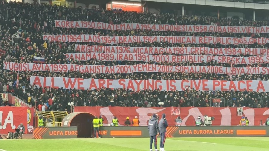 Mesaj controversat al fanilor de la Steaua Roşie Belgrad la meciul cu Glasgow Rangers, încheiat cu ”daţi o şansă păcii”
