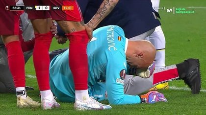 Portarul echipei FC Sevilla, din nou victima agresiunii fanilor adversarilor. El a fost lovit de o brichetă aruncată din tribună, la meciul cu Fenerbahce