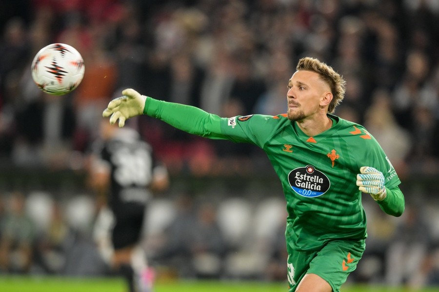 VIDEO | Stuttgart - Celta Vigo 2-1. Ionuţ Radu a avut câteva intervenţii bune, dar a fost spectator la o execuţie de senzaţie