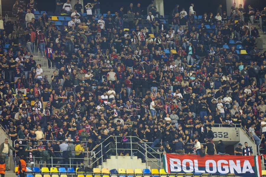 Fanii Bologniei, înţepături la adresa FCSB-ului! Ce banner au afişat suporterii italieni în timpul meciului din Europa League 