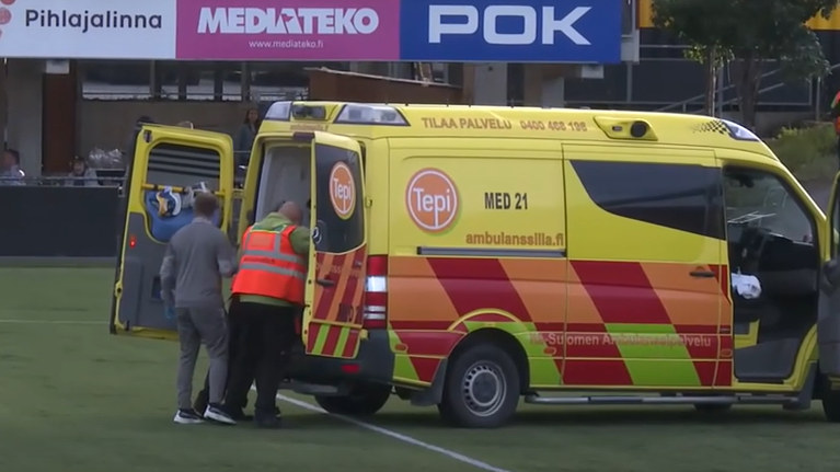 VIDEO | Panică la KuPS - Universitatea Craiova! Lui Calvin Kabuye i s-a făcut rău şi a fost transportat cu ambulanţa la spital