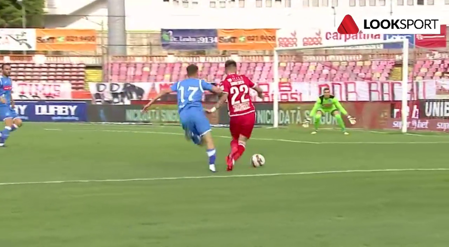 Dinamo - Poli Iaşi a început cu un moment controversat. VIDEO | Penalty-ul acordat de Chivulete la faza la care comentatorul Look aştepta "galben" pentru simulare