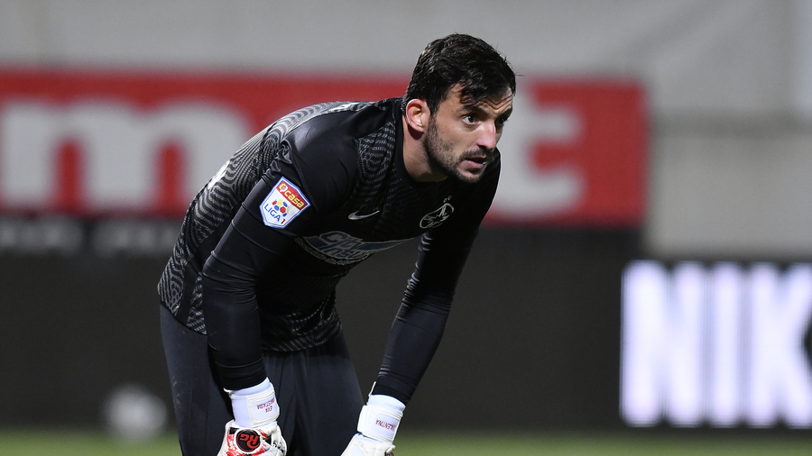 "FCSB avea poarta goală şi ne-am grăbit să le rezolvăm problema!" Fanii lui Dinamo au luat foc după transferul lui Straton. Mesaj dur şi pentru portar: "S-a descalificat!"
