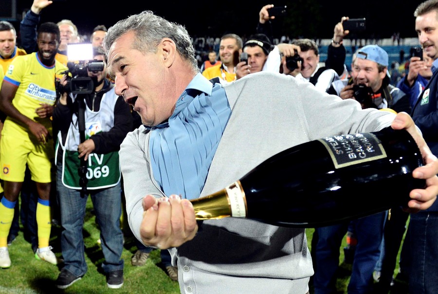 Becali a făcut marele anunţ în vestiarul FCSB, chiar înainte de derby! Decizia luată de patronul roş-albaştrilor