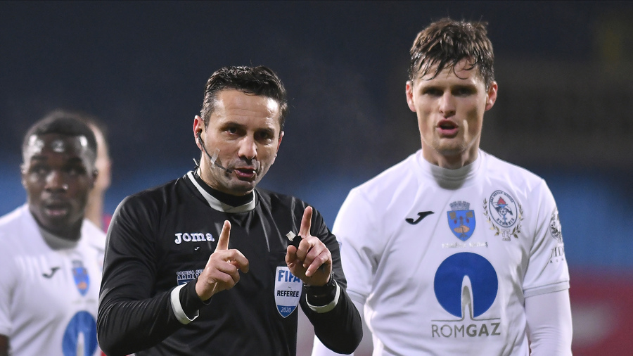 VIDEO | Penalty sau simulare? FCSB câştigă la Mediaş după o decizie controversată a lui Colţescu