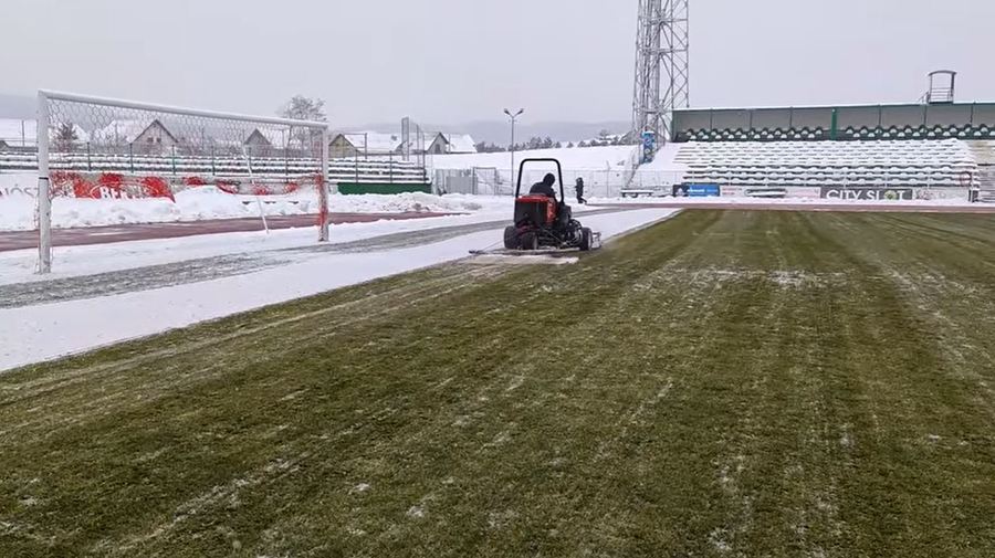 VIDEO | Condiţii grele la Sfântu Gheorghe, înainte de Sepsi - CFR Cluj, dar gazonul rezistă