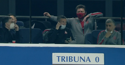 VIDEO | Telefonul fără fir la FCSB. Cum a fost surprins MM Stoica în tribune, înaintea schimbării de la pauză