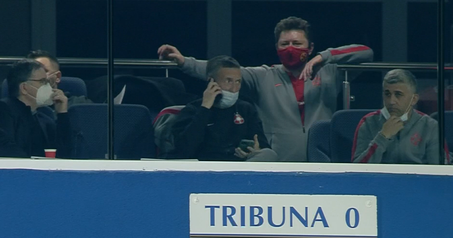 VIDEO | Telefonul fără fir la FCSB. Cum a fost surprins MM Stoica în tribune, înaintea schimbării de la pauză
