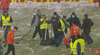 VIDEO | Imagini amuzante înaintea meciului FC Argeş - FCSB! Cei care deszăpezeau terenul s-au repezit să fotografieze jucătorii de la FCSB