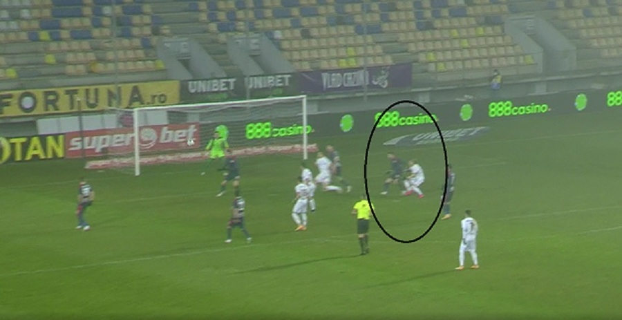 VIDEO | CFR Cluj l-a pierdut pe Deac în minutul 33 al meciului cu Chindia. Decizia luată de Radu Petrescu la faza care a dus la accidentarea mijlocaşului