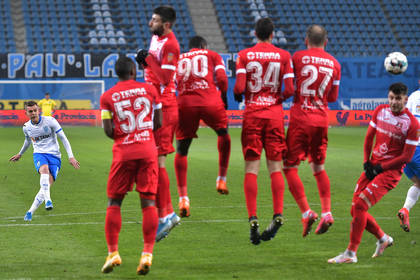 VIDEO | Craiova – Hermannstadt 1-0. 10 meciuri consecutive fără eşec pentru ‘alb-albaştri’, care s-au apropiat la un punct de FCSB şi CFR Cluj