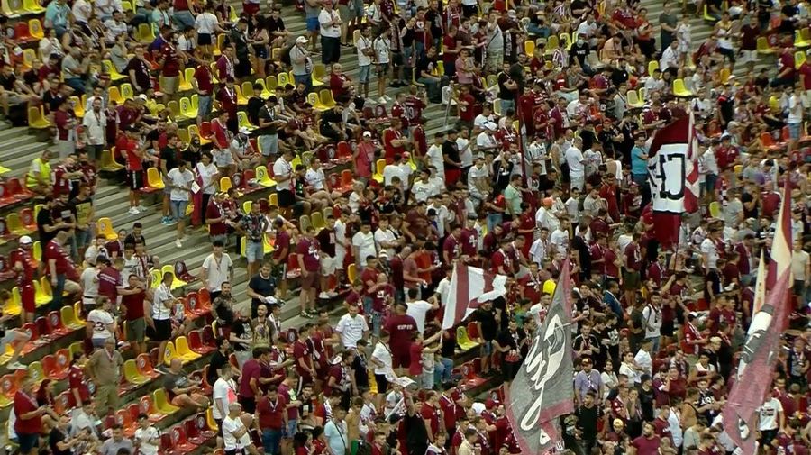 VIDEO | Mesajul ironic al galeriei Rapidului către suporterii FCSB, afişat la startul partidei de pe Arena Naţională