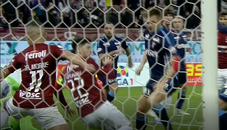 VIDEO | Tensiune la cote înalte pe Arena Naţionă. Junior Morais a văzut direct cartonaşul roşu, pentru henţ în careu. Fanii au aruncat cu obiecte pirotehnice