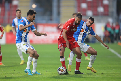 VIDEO ǀ Universitatea Craiova – UTA 2-1. Oltenii se impun, după ce au fost conduşi în prima repriză 