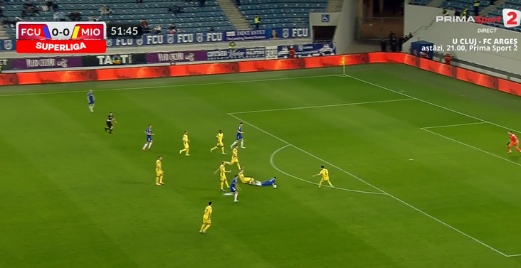 VIDEO ǀ Arbitru inspirat la FCU Craiova - CS Mioveni. A gestionat perfect o fază ce a dus la un gol al oltenilor