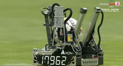 VIDEO ǀ Început special de meci la Ploieşti. Un robot creat de o echipă de liceeni a adus mingea