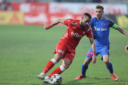 VIDEO | Cu doi jucători eliminaţi, FCSB suferă la Arad primul eşec stagional în Superliga