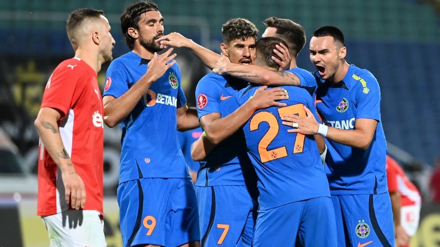 Gest incredibil a unui jucător de la FCSB! In drumul spre vestiare i-a înjurat pe fanii Petrolului