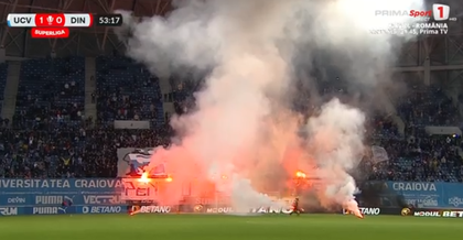 VIDEO ǀ Show pirotehnic în Bănie! Meciul Universitatea Craiova - Dinamo a fost oprit din cauza torţelor şi fumigenelor aruncate pe teren