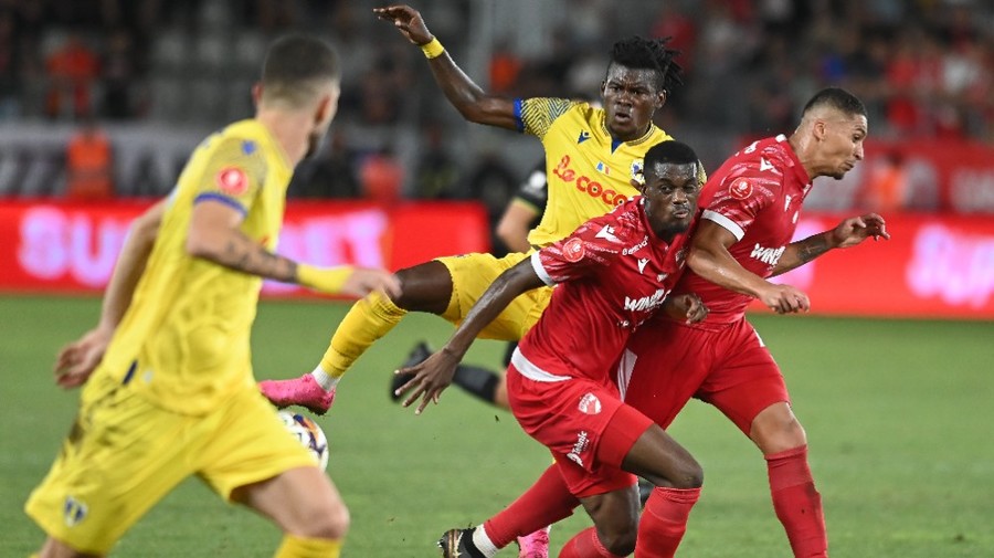 ULTIMA ORĂ ǀ Formaţia de tradiţie cu pretenţii din Superligă riscă un dezastru! Jucătorii au început revolta