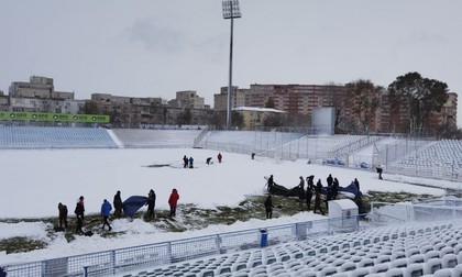 VIDEO | Partida Oţelul - Universitatea Craiova ar putea fi amânată. Stadionul gălăţenilor este acoperit de zăpadă. UPDATE: Fanii ajută la dezăpezirea terenului