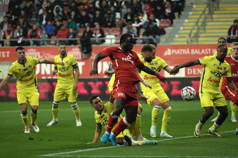 VIDEO | UTA - Petrolul Ploieşti 3-1. Arădenii câştigă cu un om în minus derby-ul istoric