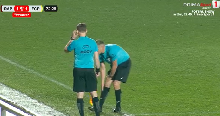 VIDEO | Moment rar petrecut la Rapid - Petrolul! Arbitrul s-a accidentat şi a fost schimbat