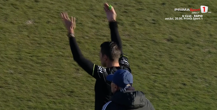 VIDEO | Moment incredibil la Botoşani! Arbitrul a fluierat finalul primei reprize şi după i-a chemat înapoi pe teren pe jucători