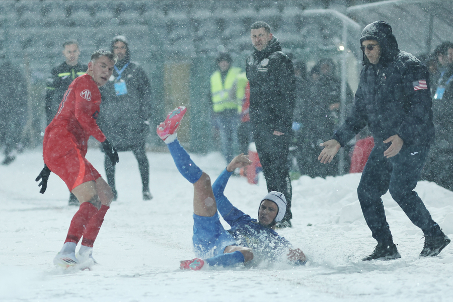 Concluzia serii după Gloria Buzău - FCSB. "Cine joacă pe iarbă, joacă şi pe zăpadă" | EXCLUSIV
